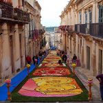Das Festival Infiorata di Noto – ein UNESCO-Welterbe erstrahlt in einem Meer aus Blumen