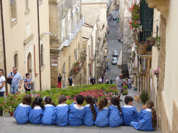 S-Alfred K-Il Giuccu-Schulkinder in Caltagirone Slider