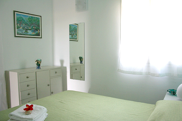 Villa-mediterranea-grünes-zimmer-mit-kommode