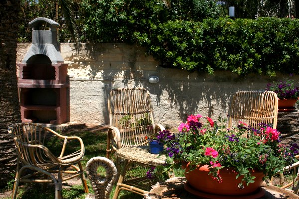 Villa-mediterranea-korbstühle-mit-grill