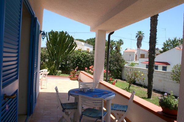 Villa-mediterranea-terrassentisch