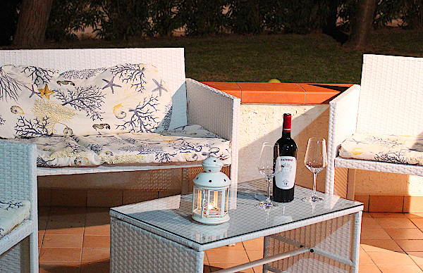 Villa mediterranea vino e candela