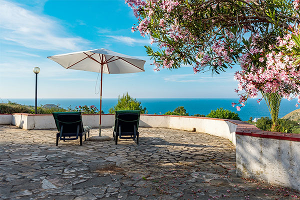 Villa-flora-terrasse-schirm