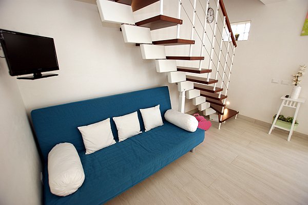 Villa-rosella-couch