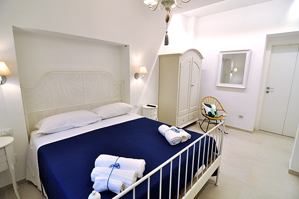 Rifugio-al-mare-eg-schlafzimmer-mit-fenster-1