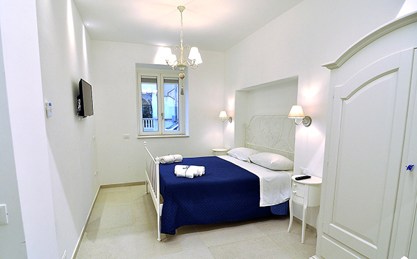 Rifugio-al-mare-eg-schlafzimmer-mit-fenster