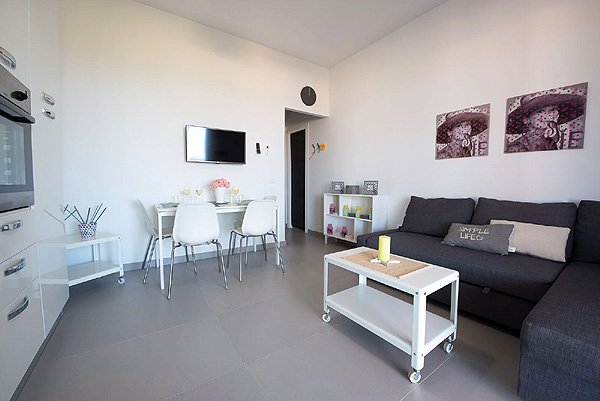 Villa-baia-marina-bilocale-sofa-tv