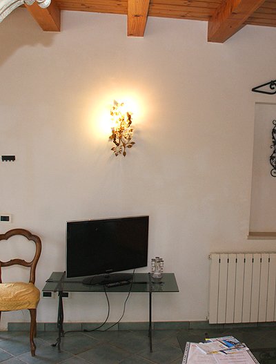 Gialla-wohnzimmer-tv-neu