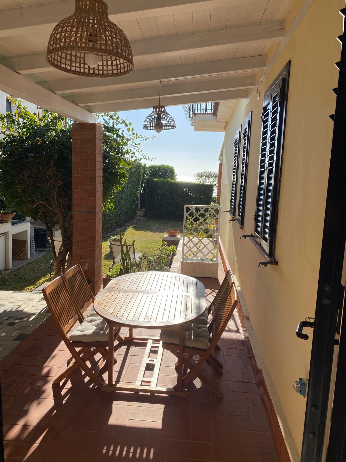 Villa Ina Terrassentisch