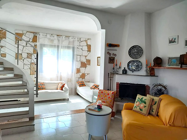 Villa-mar-dei-coralli-wohnbereich-mit-treppe
